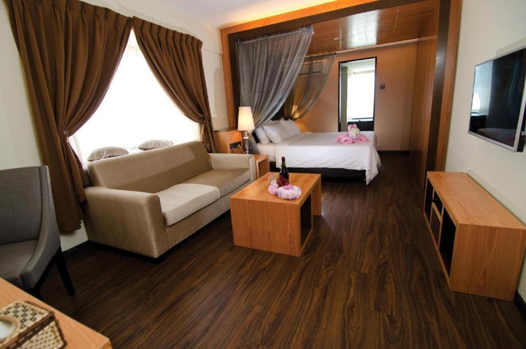 C'Haya Hotel Kota Kinabalu Buitenkant foto